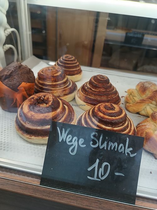 Pyszne ciacho wegańskie, trochę w stylu cynamonki at Bardzo Dobry Chleb - Piekarnia Rzemieślnicza in Krakow
