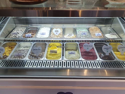 Vegan flavors marked with green heart at Atelier Amore Gelato in Lima