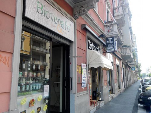 street and entry at Biovegafe Dolce e Salato in Milan