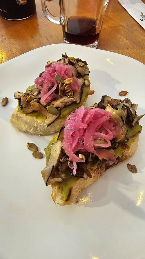 Toast Shitake (Vegano)

Pão Multigrãos de 24h fermentação natural,, Cogumelos Shitake, Maionese de abacate at DCASA Café in Minas Gerais