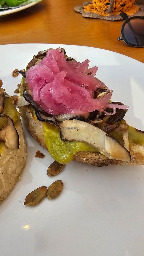 Toast Shitake (Vegano)

Pão Multigrãos de 24h fermentação natural,, Cogumelos Shitake, Maionese de abacate at DCASA Café in Minas Gerais