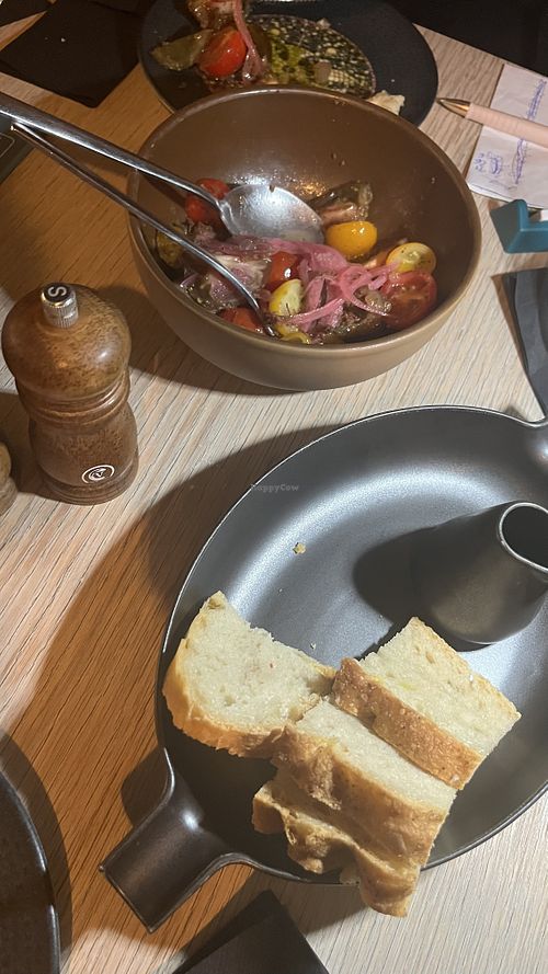 oben griechischer Salat mit eingelegten Zwiebeln (bestellt ohne Feta), unten Sauerteigbrot mit fantastischem Schnittlauchöl  at Mastelo Restaurant & Bar in Lefkada