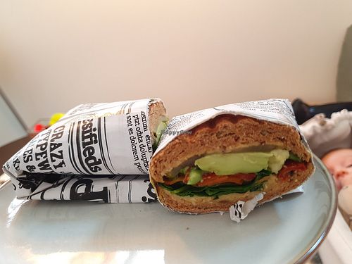 Vegan sandwich with hummus, spinach, preserved carrots, semidried tomatoes, zucchini and avocado at Mulles madglæde in Nyborg