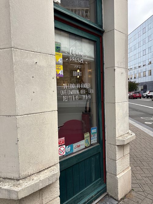 Fresh vegan foods inside  at petit plats au poids in Bruxelles