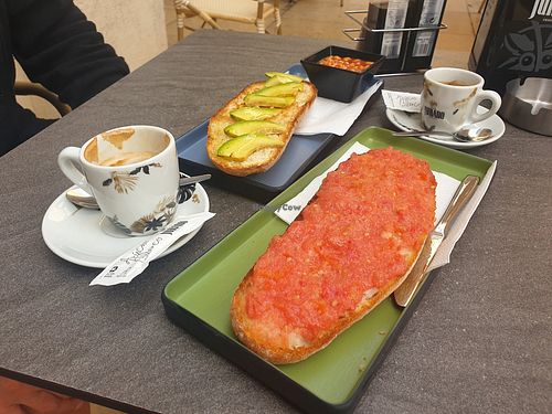 Tostada con tomate. Tostada con aguacate at Racó Alacantí in Comunidad Valenciana