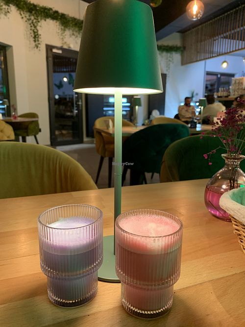 Veganes Heißgetränk (Hafermilch mit Gojibeere, Yamwurzel)  at Farfalla Bremen in Bremen