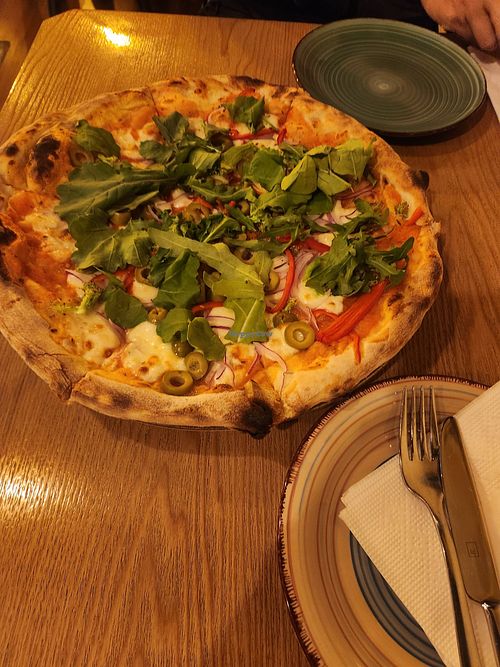 Pizza mit Paprika, Brokkoli, Oliven, karamelisierten Zwiebeln, Rucola at Ornella Pizza Artesanal in Bogotá