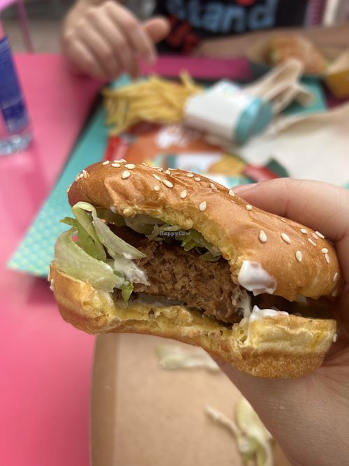 Veganer Burger mit leckerem dicken Patty  at Porky Pig Diner in Comunidad De Madrid