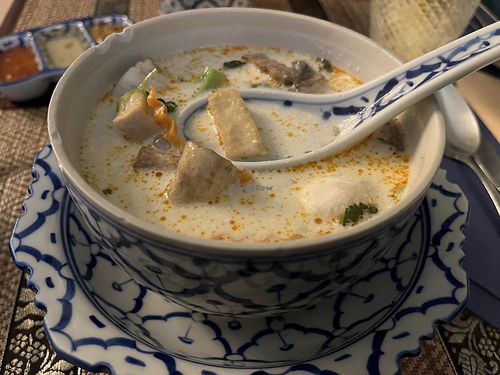 Soupe de légumes coco tofu véganisée sur demande   at L'Éléphant Blanc in Tournai