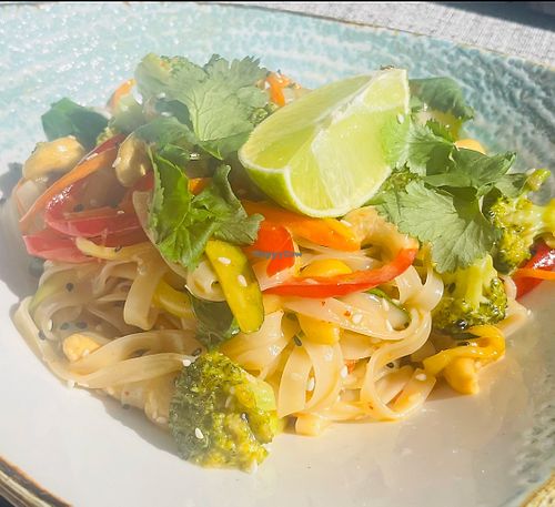 Rice Thai noodles with red curry and wok fried veg with cashews   at Koala brunch in Nuevo León