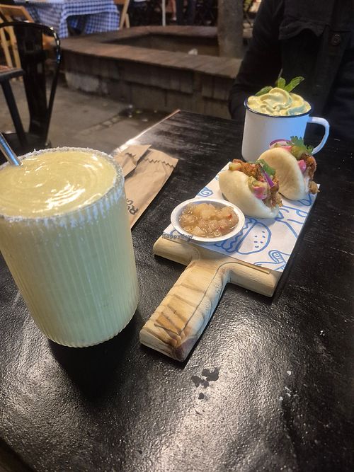 Baos, pina colada e matcha mule - tudo vegano at Rollingchef  in Rio De Janeiro