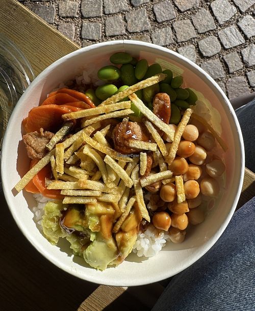 Selbst zusammenstellbar. Hier ausgewählt: weißer Reis, Edamame, Avocado, gekochte Karotten, Kichererbsen und Sojastreifen getoppt mit Teriyakisauce und frittierten Kartoffelstick at I love poke in Lecco