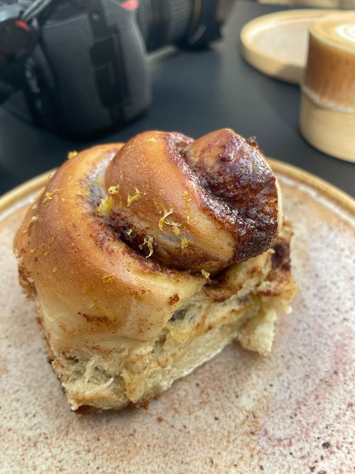 Cinnamon roll at Tiger & Chick - Coffee and Delights in Lisboa