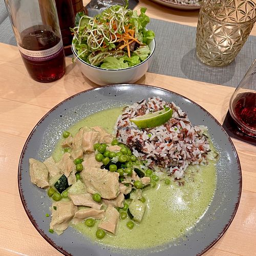 Green curry with vegan chicken & tricoloured rice + small salad & blackberry juice  at Alte Schmiede in Dettelbach
