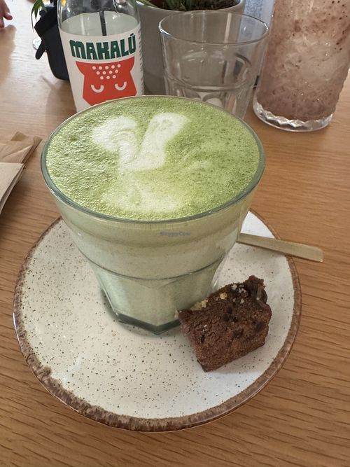 Matcha latte at Almalibre Açaí House 💜 Perez Pujol in Valencia