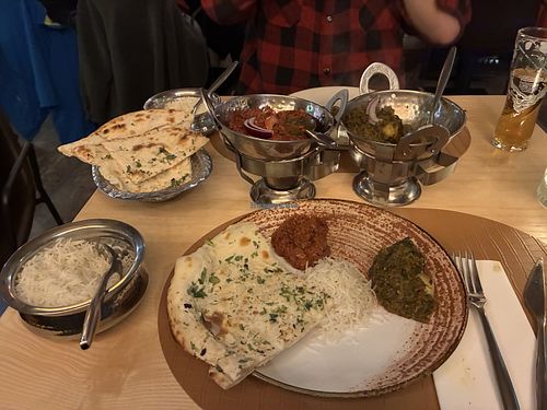 Baingan Bartha, Saag Aloo, Naan met look.   at Masala Indian Restaurant in Vlaanderen