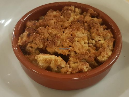 Apple, pear and speculoos vegan crumble. at Pizzeria Au 64 in Occitanie