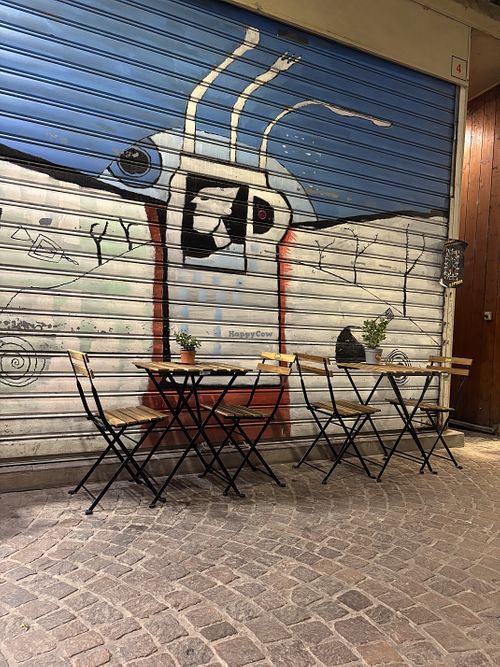 Einige wenige Sitzplätze im Mercato Albani  at Zem Market in Bolognana