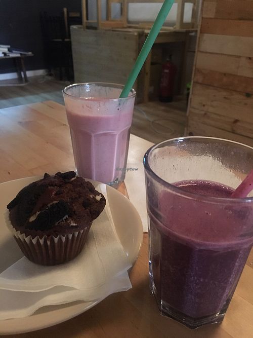 Oreo muffin and smoothies at Daniela Bakery in Barcelona