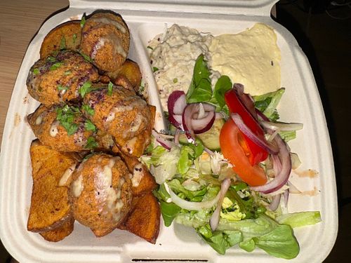 Take away: Falafel, potato wedges, hummus and baba ganoush. at Gigi's Hörna in Stockholms Län