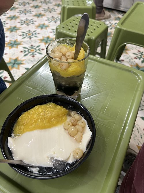 Tao Pho Do Xahn desert on the leftt  at Xôi chè bà Thìn in Hà Nội