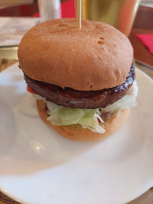 À fuir. On fait mieux à la maison! Supplément de 2.- pour le pain et supplément de 2.- pour le steak végétal pour un total de 19.- pour ça! at FMR Funky Monkey Room in Vaud