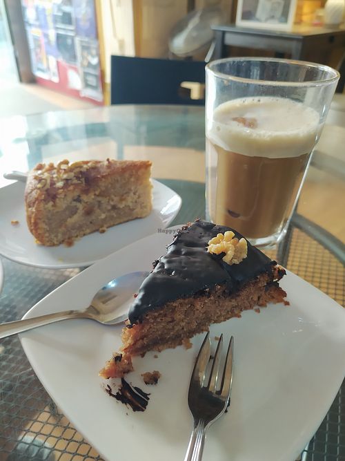 Bizcocho de manzana, chocolate y naranja, café con bebida de avena at MoMo Café in Aragón