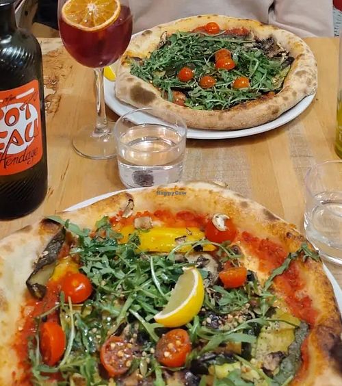 Pizza vegan aux légumes et graines at Trattoria Della Nonna in Nouvelle-aquitaine