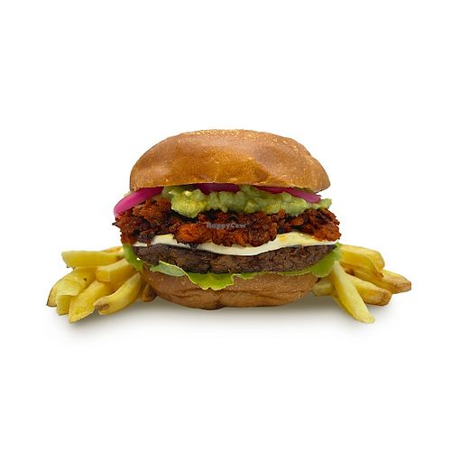 Patty de soya con virria vegana, guacamole, cebolla encurtida y papas./Soy patty with vegan birria, guac, pickled onion & fries on the side. at Las Chuburguesas  in Merida