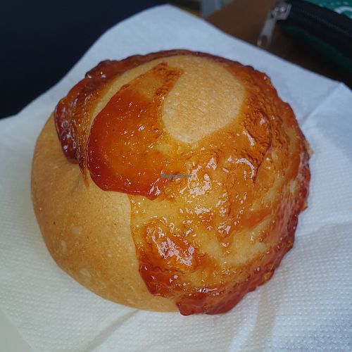 Panino dolce con glassa di frutti di bosco e uvetta at Pasticceria Vale in Toscana