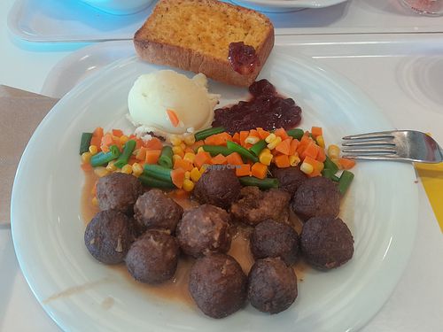 Albóndigas vegetales y verduras al vapor con puré de papa y pan de ajo at IKEA Puebla in Puebla