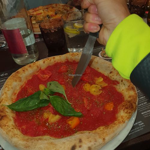 Pizza rossa con basilico at Papeo - Pizzeria, ristorante in Emilia-romagna