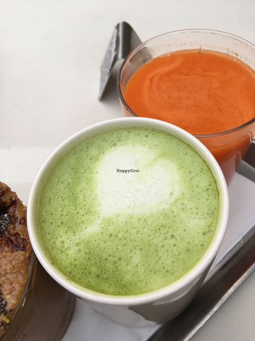 Matcha mit Hafermilch und Sunrise Juice  at GuMo4u in Nordrhein-westfalen