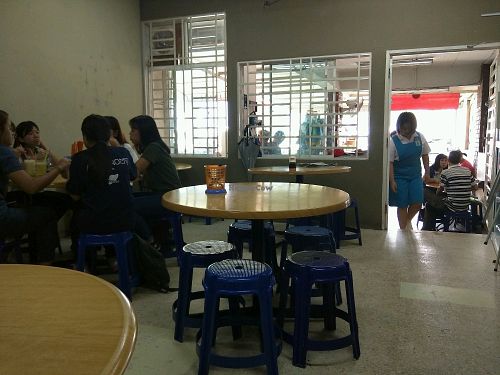 Inside Yuan En Vegetarian, a fair amount of space with good amount of seats at Yuan En Vegetarian  缘恩素食 in Penang