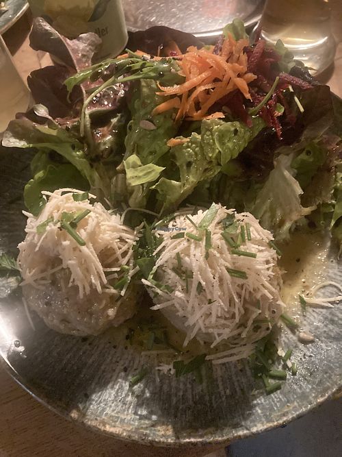 Vegane Zitronenknödel mit veganem Käse und Salat  at Marend Tiroler Küche in Hamburg