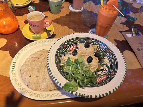 Ongelofelijk lekkkere vegan hummus   at Restaurant Bazar in Zuid-holland