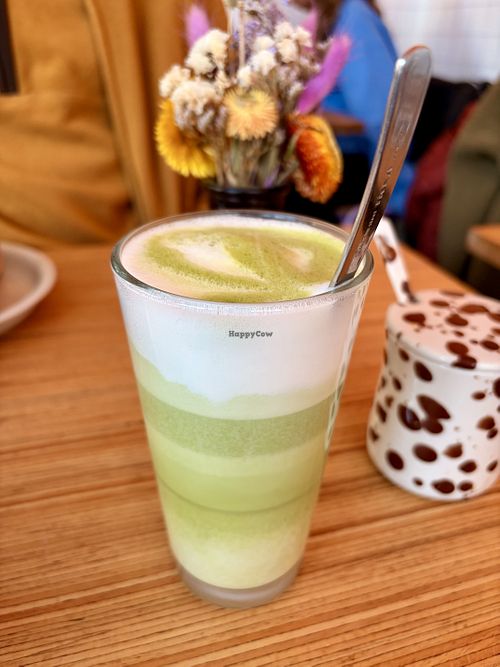 Matcha Latte • Erbsenmilch  at Café Schwestis in Sachsen