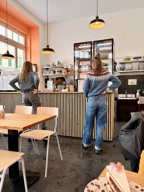 Blick auf den Tresen des Cafés  at Café Schwestis in Sachsen