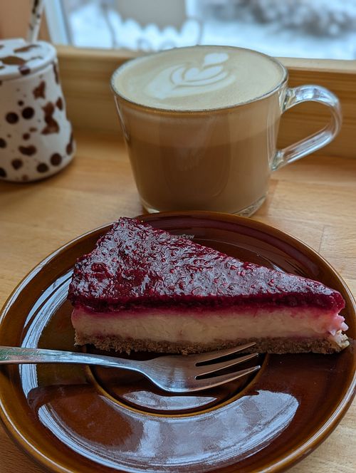 Cheesecake (gluten free) and dirty Chai Latte at Café Schwestis in Sachsen