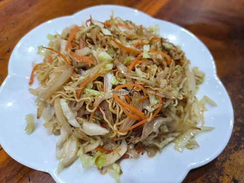 Fried noodles with veggies at Hoàng Long Quán Bar & Restaurant in Ninh Bình