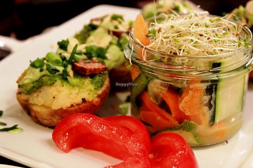 'cudak' - baked potatoes with cashews, spinach and tempeh at Vege Miasto in Warsaw