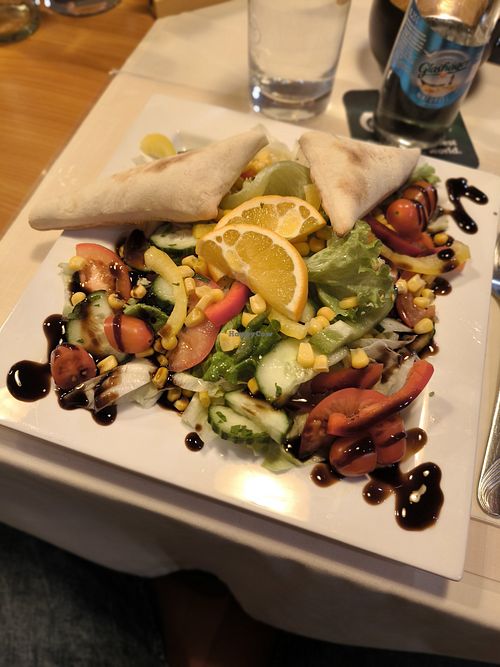 Gemischter Salat mit kleines Fladenbrot at Como prima in Mecklenburg-vorpommern
