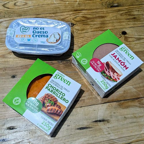 Eco Love Cheeses and Cordon Green Hams at Food & Healthy Market in Islas Galápagos