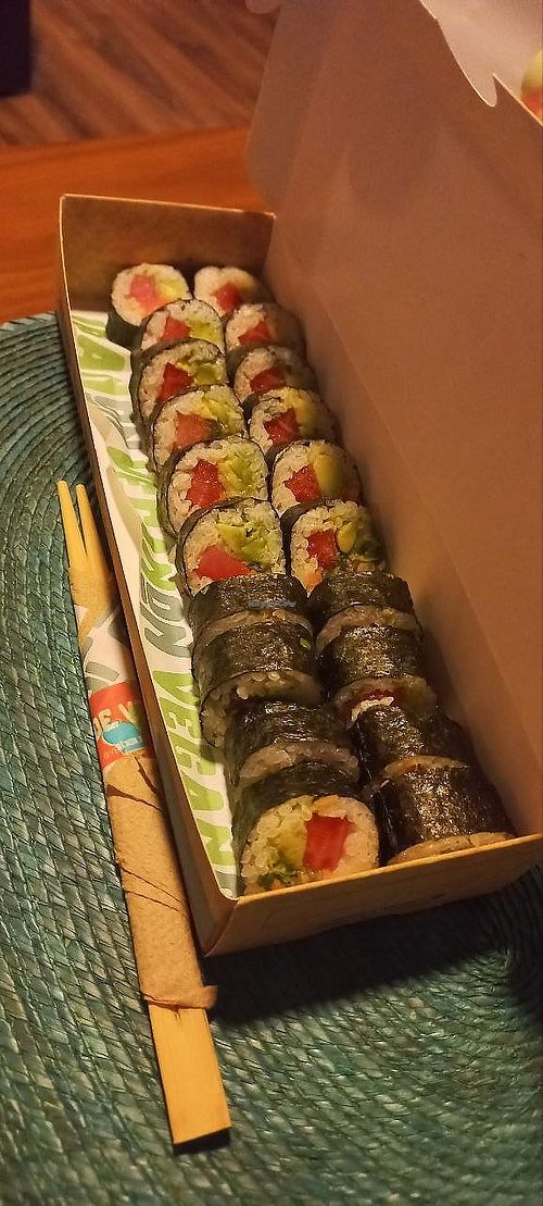 ¡Pedí el rollo Spicy-On! ¡Está muy bien servido, son 20 piezas! ¡Está enorme! at Vegan On (Manacar) in Ciudad De México