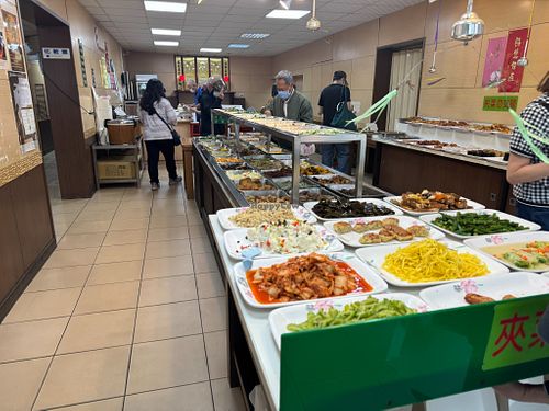 Shortly after opening time at Yanagiya Vegetarian Restaurant in Taoyuan City