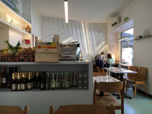 Hobbes' lovely bright contemporary interior  at Hobbes in Paris