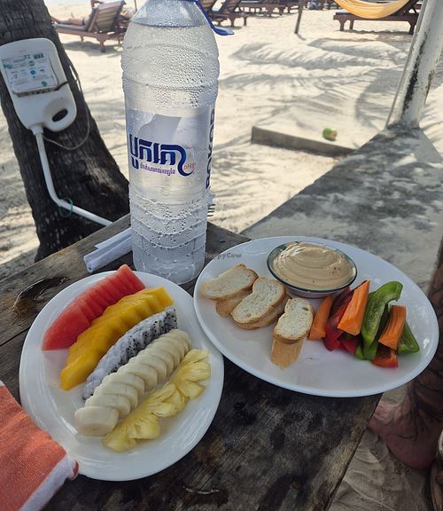 Fruchtsalat und Humus at Nice Beach Bungalow in Community