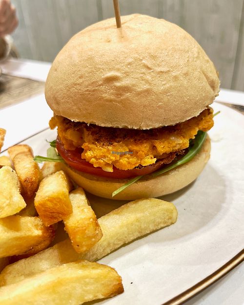 "Tortuga" vegan burger with French fries: pumpkin, carrot, garlic and ginger patty, battered in chickpea flour, arugula, tomato, onion and apple ketchup at El Bucanero in Oviedo