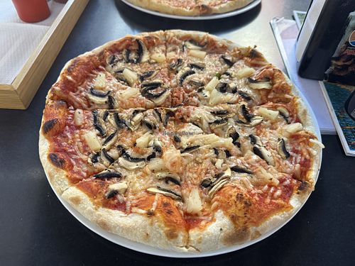 Marg with mushrooms and pineapple  at BD KEBAB AND PIZZA in Faro