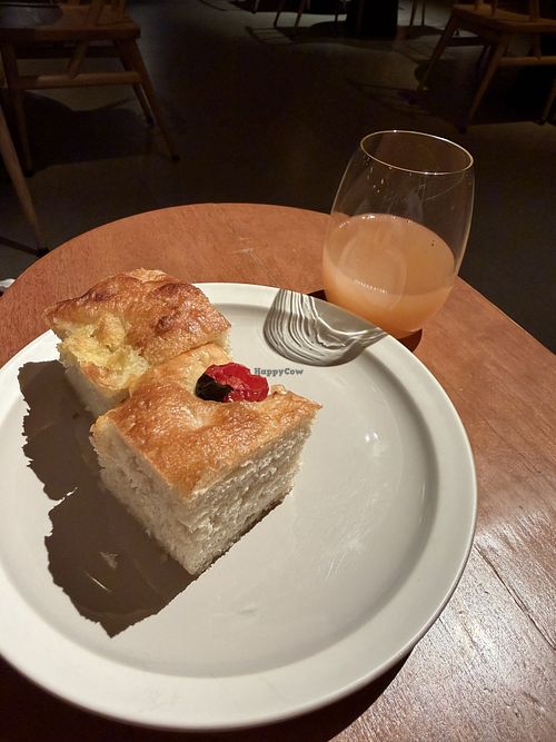 Focaccia with freshly pressed juice  at HKG - Cathay Pacific The Pier Business Lounge - 國泰航空 「玉衡堂」商務貴賓室 in New Territories